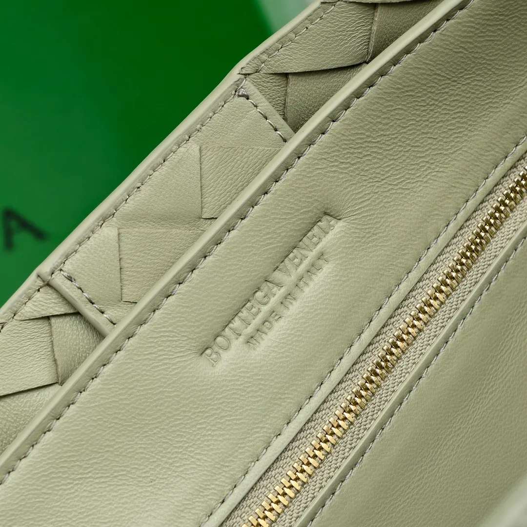 Original leather batch 3760 #Bottega Veneta 2023 spring and summer new Andiamo handbags, many stars have the same style 🎈 Classic full-body leather weaving with golden knot buckle, stable and chic enough [proud] The whole body is made of Nappa sheep leather, comfortable, soft and dynamic. The sliding metal knot buckle can adjust the shoulder strap, single shoulder/handbag/crossbody, multiple carrying methods, large bag capacity Suitable for commuting/daily use/traveling. This bag is divided into small/medium/large sizes. There is always one that suits you, so take me with you🎀🎀 Size: 45*22*34, model: 5543#